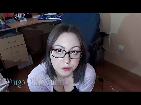❤️ Σέξι κορίτσι με γυαλιά πιπιλίζει Dildo βαθιά στην κάμερα ❤❌ Πορνό βίντεο ❌️